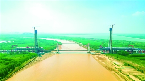 4月28日,济南黄河公路大桥工程主塔顺利封顶,比原计划工期提前了5个月,为该项目的建成通车奠定基础。山东商报·速豹新闻网记者现场获悉,该黄河大桥新桥主桥公轨分层合建,将建设为超级交通综合体,未来将连接济南新旧动能转换起步区与老城区、国际金融城的南北向主干道。◎山东商报·速豹新闻网记者 白鑫燚 摄